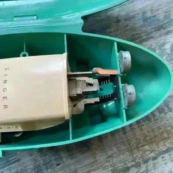 Vintage Singer Buttonholer, Jadite Green Case, Circa 1960’s, Vintage - Picture 5 of 12